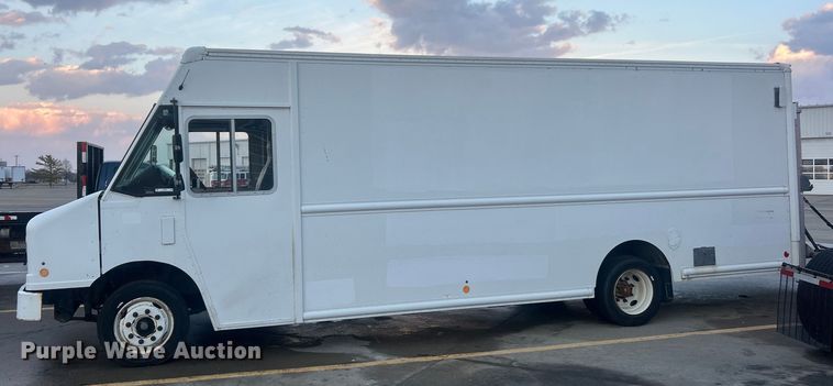 image for item ET6935 2015 Freightliner MT45 delivery truck