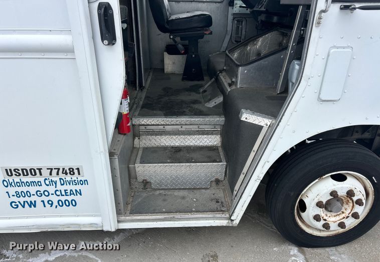 image for item ET6935 2015 Freightliner MT45 delivery truck