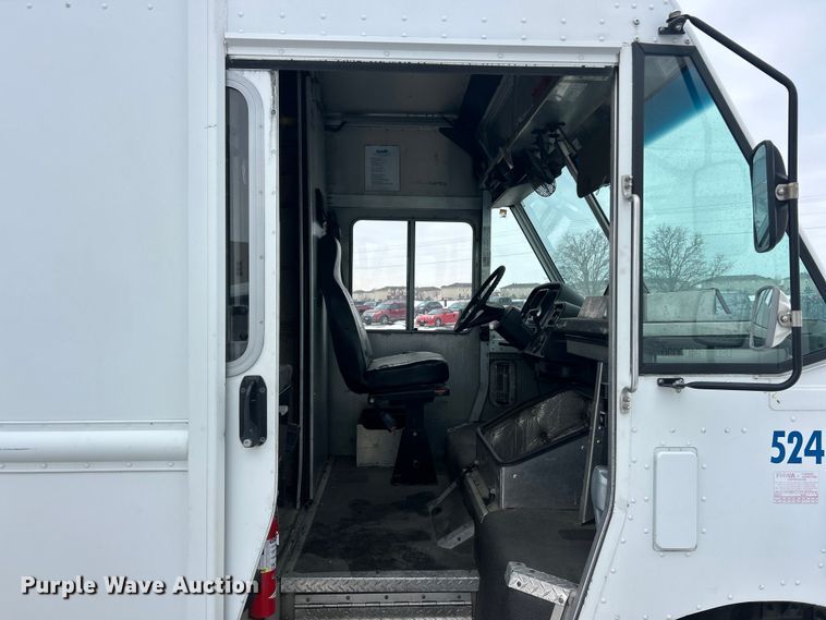 image for item ET6935 2015 Freightliner MT45 delivery truck