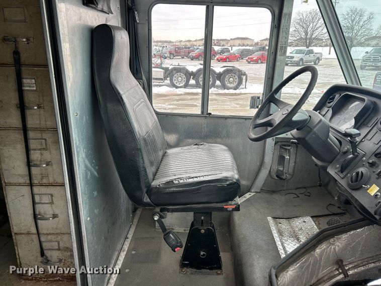 image for item ET6935 2015 Freightliner MT45 delivery truck