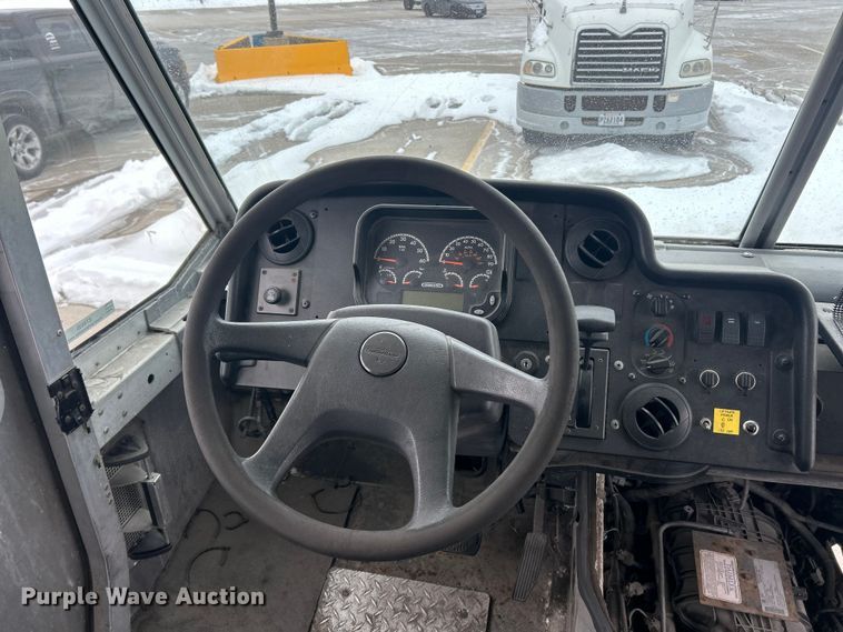 image for item ET6935 2015 Freightliner MT45 delivery truck