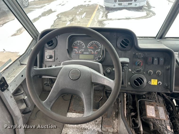 image for item ET6935 2015 Freightliner MT45 delivery truck