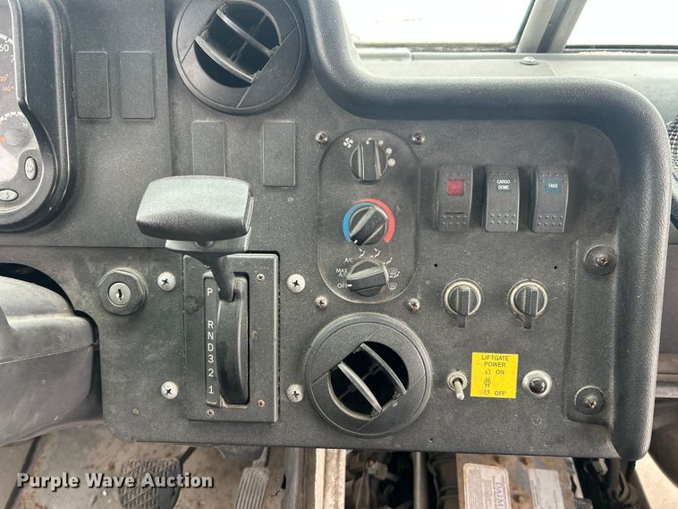 image for item ET6935 2015 Freightliner MT45 delivery truck