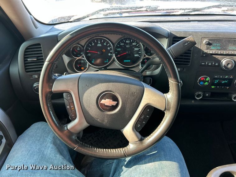 image for item ET6982 2009 Chevrolet  Silverado 1500 LT Crew Cab pickup truck