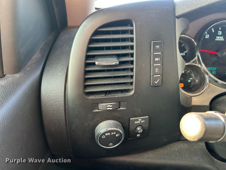 image for item ET6982 2009 Chevrolet  Silverado 1500 LT Crew Cab pickup truck