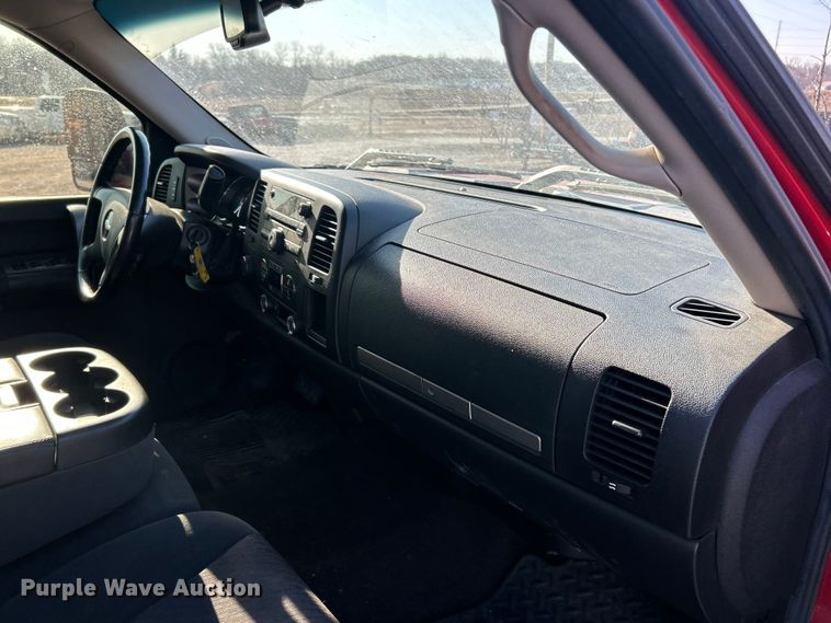 image for item ET6982 2009 Chevrolet  Silverado 1500 LT Crew Cab pickup truck