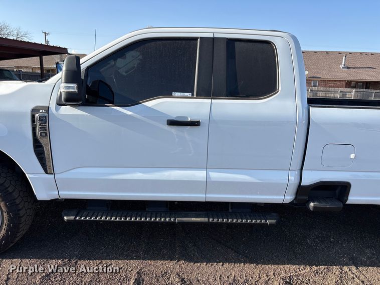 image for item EU4989 2023 Ford F250 Super Duty Ext. Cab pickup truck