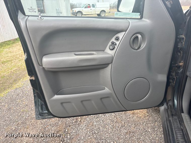 image for item EV2826 2005 Jeep Liberty SUV