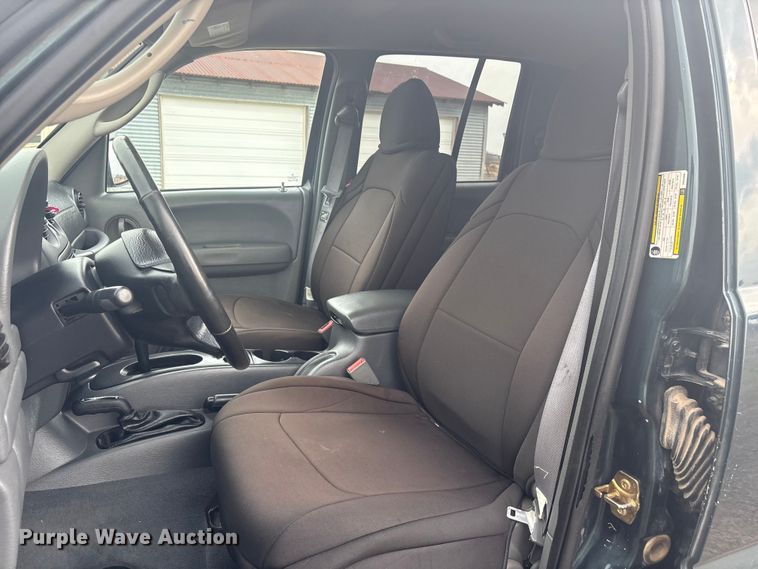 image for item EV2826 2005 Jeep Liberty SUV