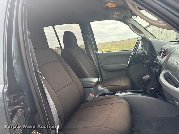 image for item EV2826 2005 Jeep Liberty SUV