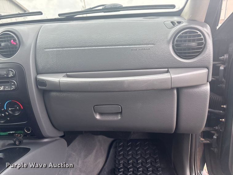 image for item EV2826 2005 Jeep Liberty SUV