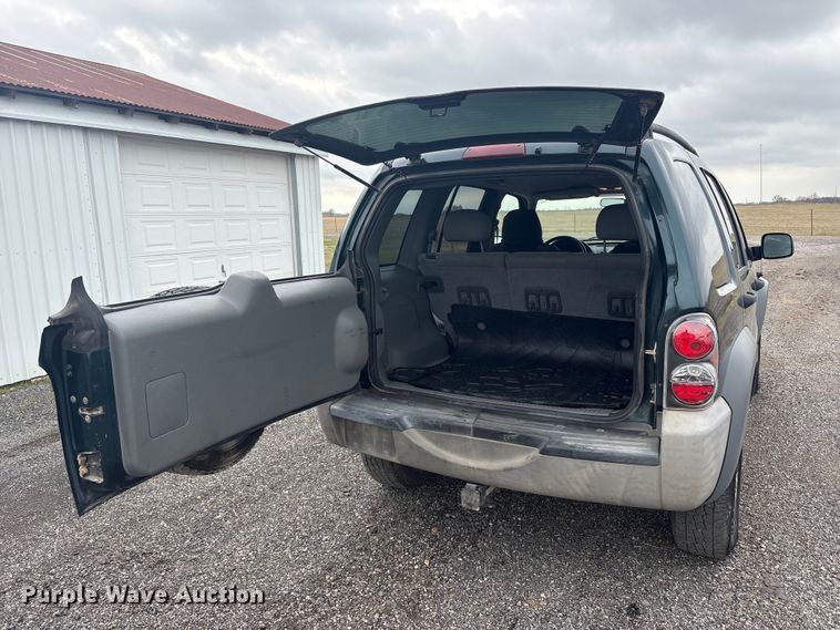 image for item EV2826 2005 Jeep Liberty SUV