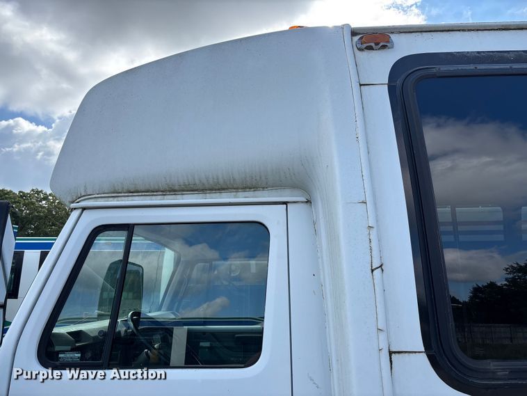 image for item EV3005 2000 International 3400 transit bus