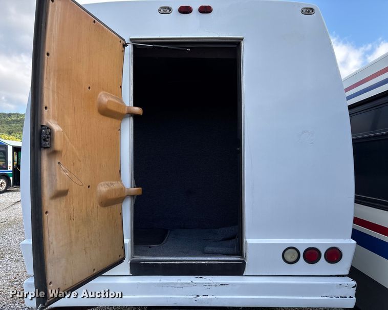 image for item EV3005 2000 International 3400 transit bus