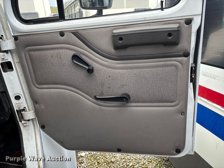 image for item EV3005 2000 International 3400 transit bus