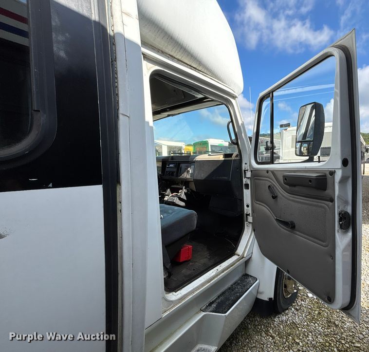 image for item EV3005 2000 International 3400 transit bus