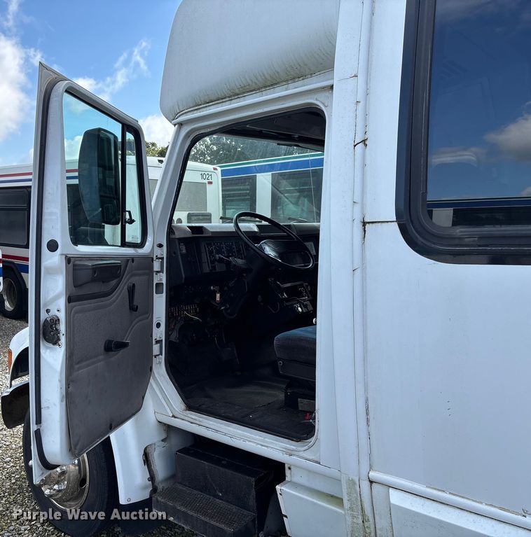 image for item EV3005 2000 International 3400 transit bus