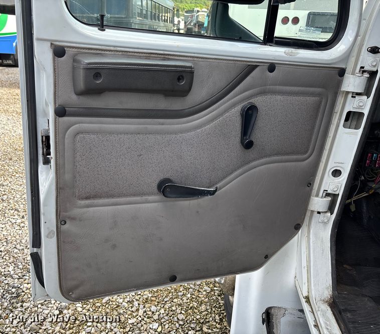 image for item EV3005 2000 International 3400 transit bus