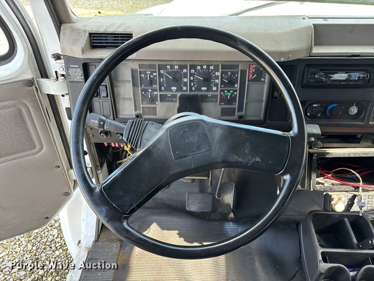 image for item EV3005 2000 International 3400 transit bus