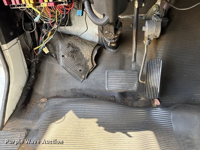 image for item EV3005 2000 International 3400 transit bus