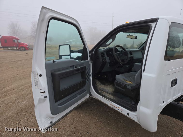 image for item EV5556 2016 Ford F550 Super Duty XL truck cab and chassis