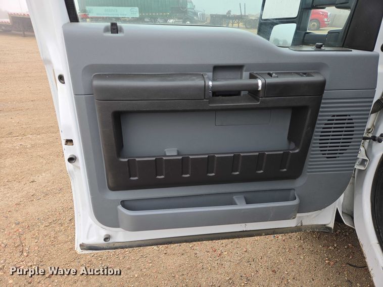 image for item EV5556 2016 Ford F550 Super Duty XL truck cab and chassis