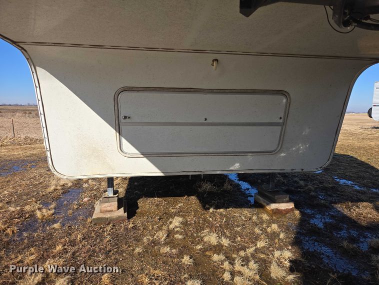 image for item EV5562 2003 Citation camper