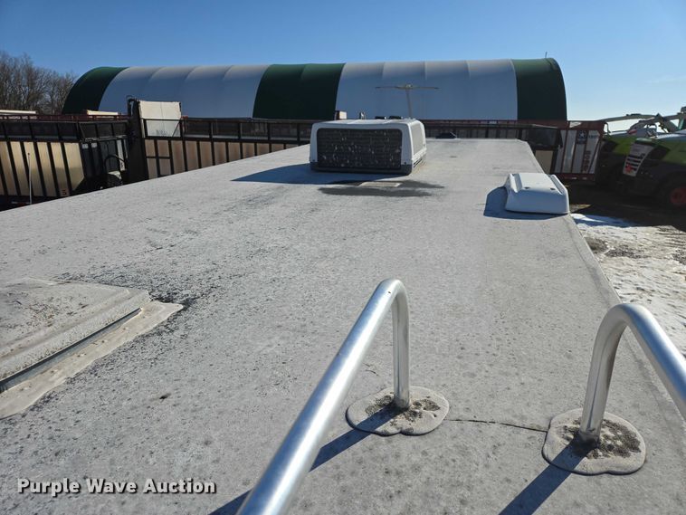 image for item EV5562 2003 Citation camper