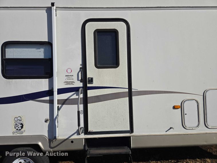 image for item EV5562 2003 Citation camper