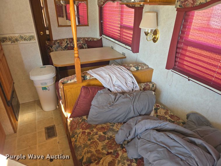 image for item EV5562 2003 Citation camper