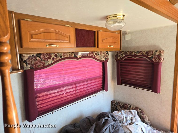 image for item EV5562 2003 Citation camper