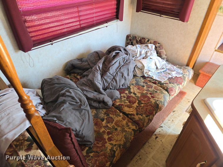 image for item EV5562 2003 Citation camper