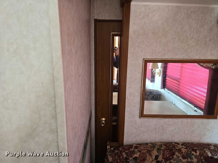 image for item EV5562 2003 Citation camper