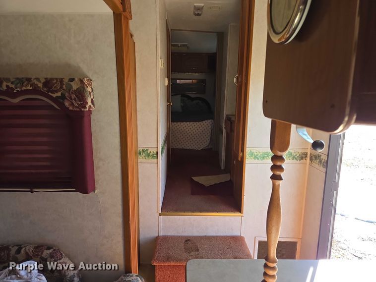 image for item EV5562 2003 Citation camper