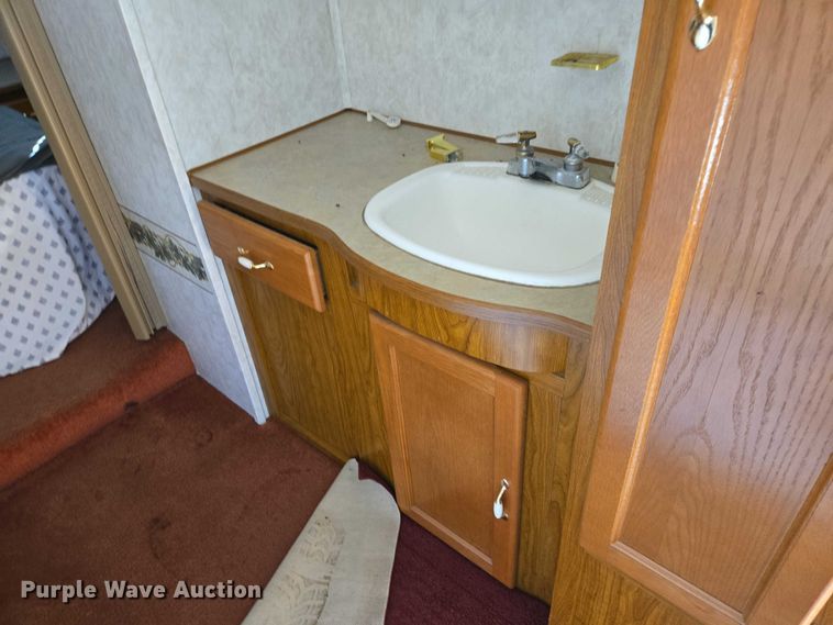 image for item EV5562 2003 Citation camper