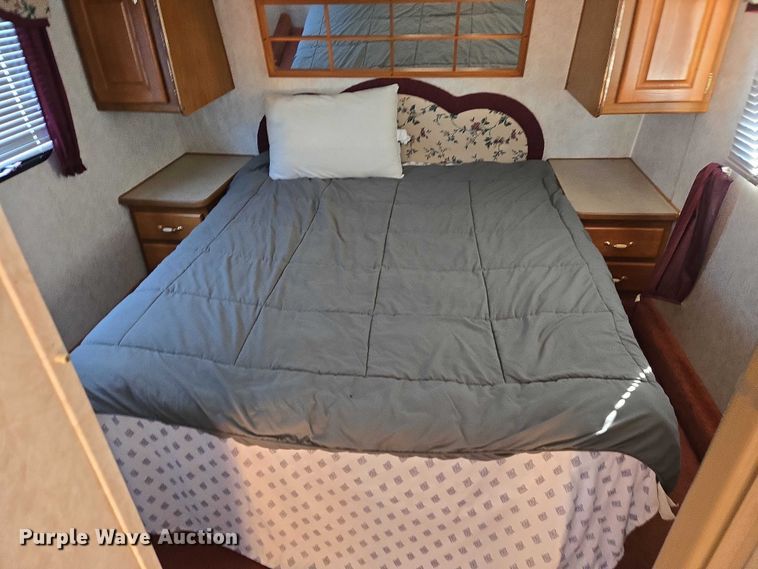 image for item EV5562 2003 Citation camper