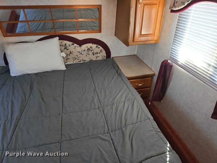 image for item EV5562 2003 Citation camper