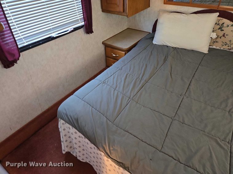 image for item EV5562 2003 Citation camper