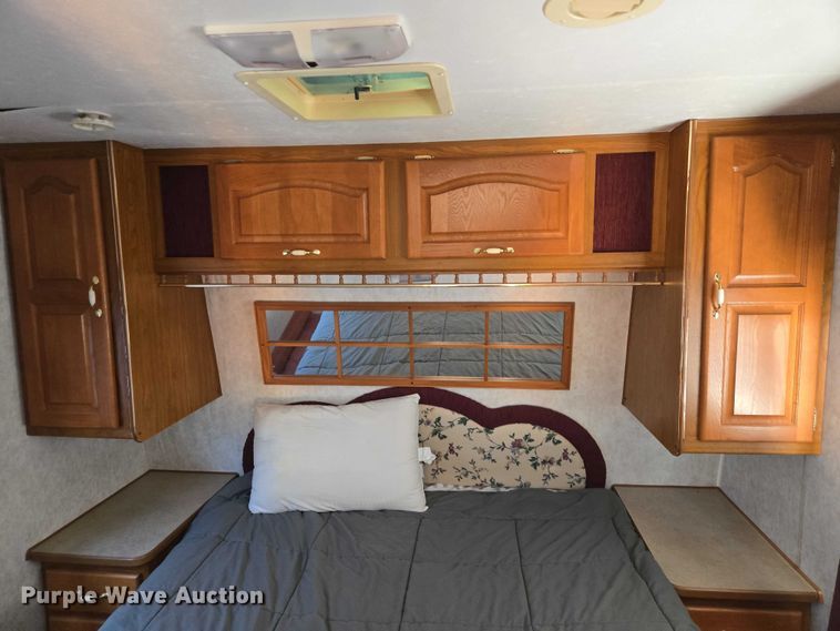 image for item EV5562 2003 Citation camper