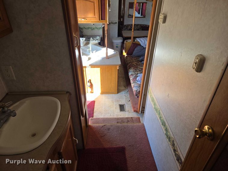 image for item EV5562 2003 Citation camper