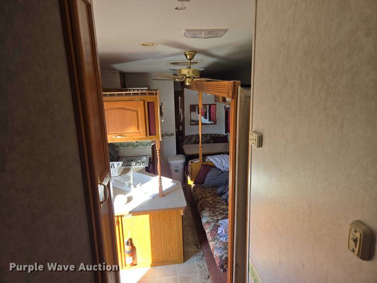 image for item EV5562 2003 Citation camper