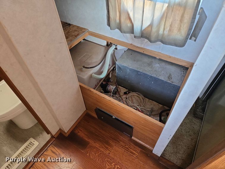 image for item EV5563 2000 Fleetwood Wilderness camper