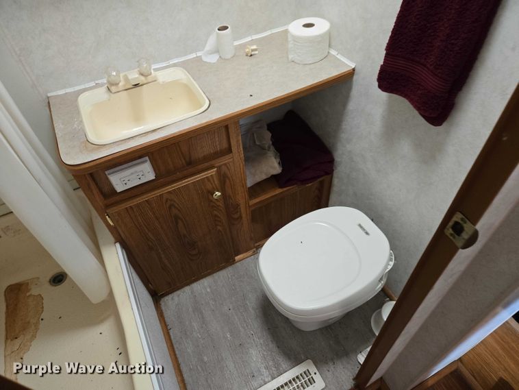 image for item EV5563 2000 Fleetwood Wilderness camper