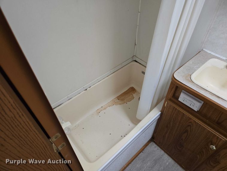 image for item EV5563 2000 Fleetwood Wilderness camper