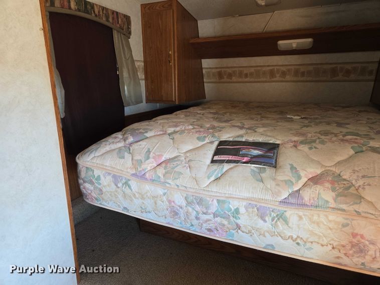 image for item EV5563 2000 Fleetwood Wilderness camper