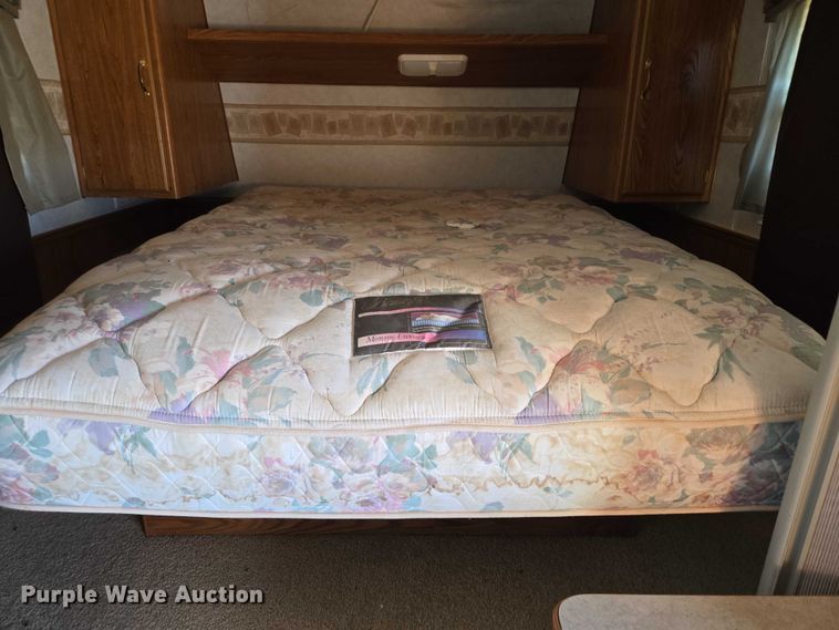 image for item EV5563 2000 Fleetwood Wilderness camper