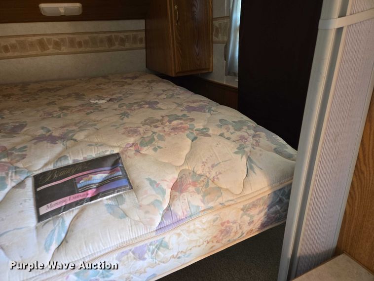 image for item EV5563 2000 Fleetwood Wilderness camper