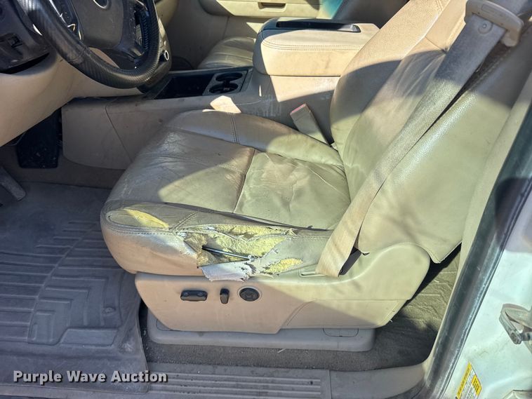 image for item FB0904 2008 Chevrolet Silverado 2500HD Crew Cab pickup truck