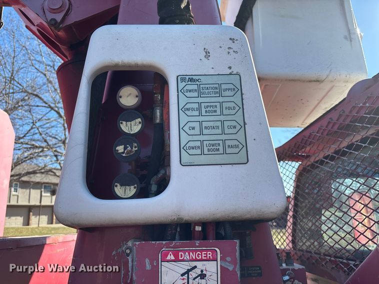 image for item FB3569 1998 Ford F-800 forestry bucket truck