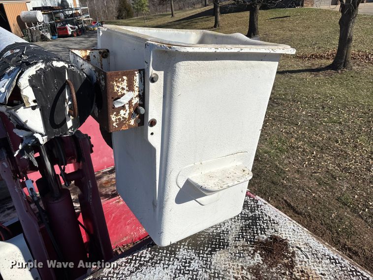 image for item FB3569 1998 Ford F-800 forestry bucket truck